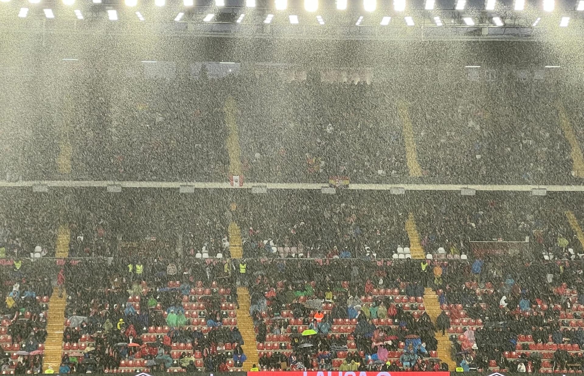 Rain falling on the uncovered Lateral baja at Estadio de Vallecas