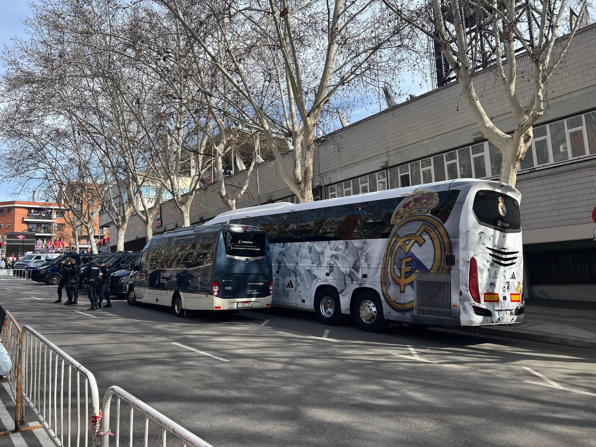 Team coaches parked behind a police cordon on Calle del Payaso Fofo